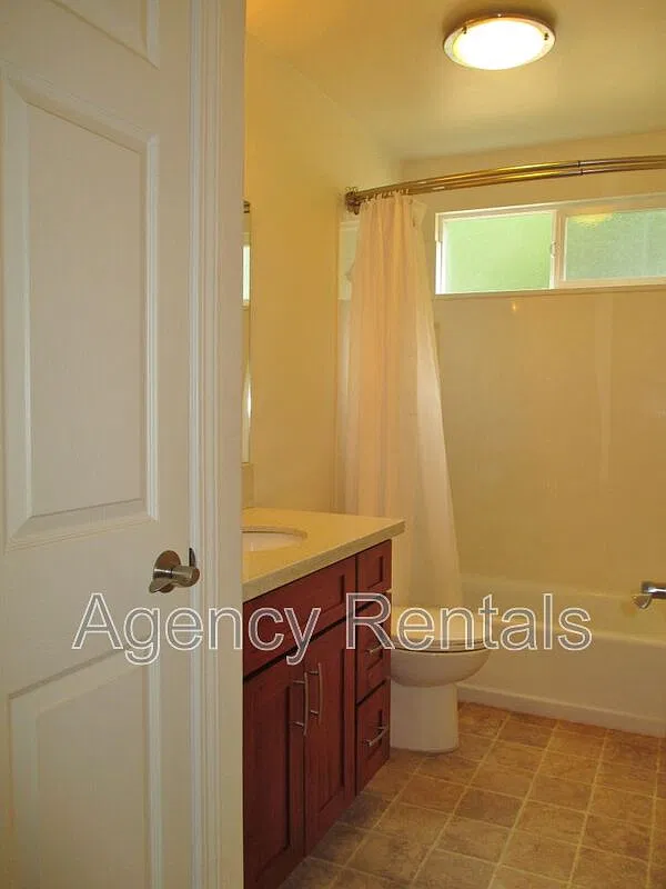2 bed, 1.0 bath, 450 sqft, $2,600 — Photo 4