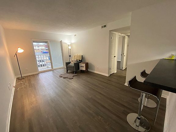 5th image of 3115 Edwards Pl APT 204