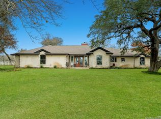 329 Cimarron Dr, Floresville, TX 78114