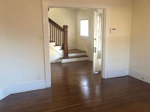 4th image of 840 Queen Ave NW