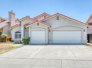 2412 Vartikian Ave, Clovis, CA 93611