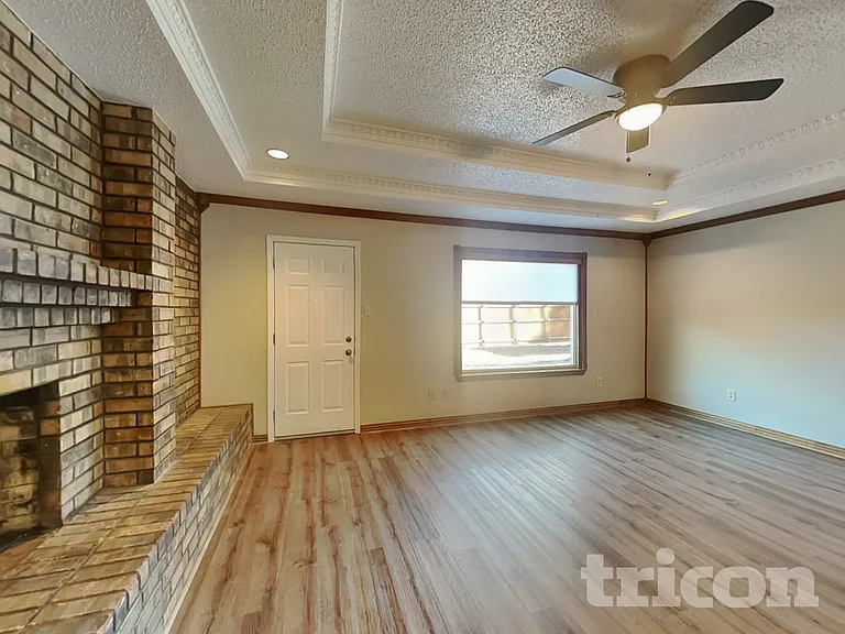 509 Live Oak Dr — Photo 3