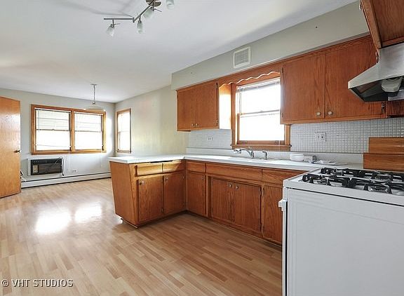 3rd image of 4570 N Narragansett Ave