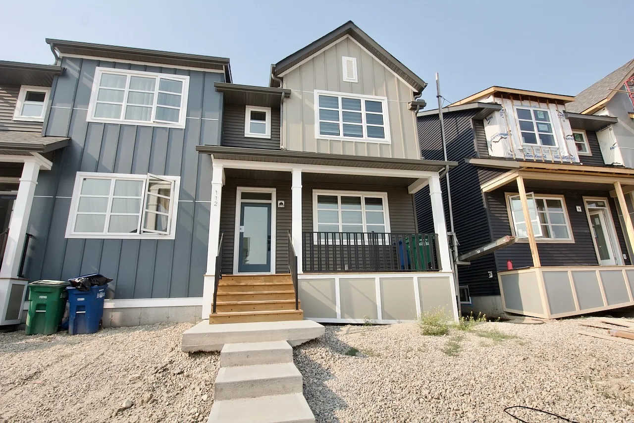 3 Bed 2.5 Bath Duplex Airdrie Alberta — Photo 2