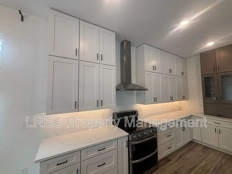 722 Ellwood Ave — Photo 13