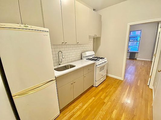 5th image of 429 E 9th St APT 1