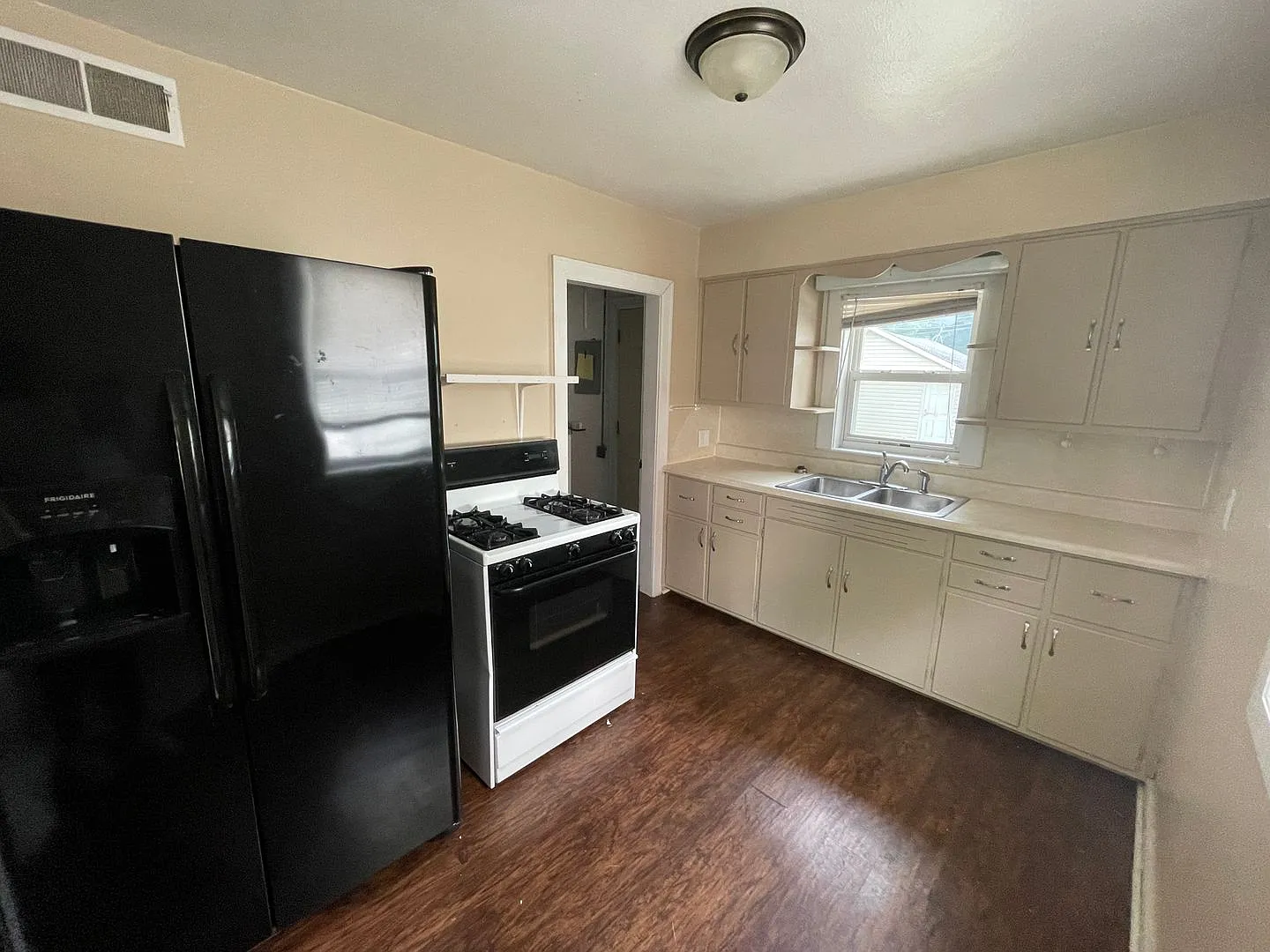 3 bedroom, 1 bathroom and detached garage! — Photo 2