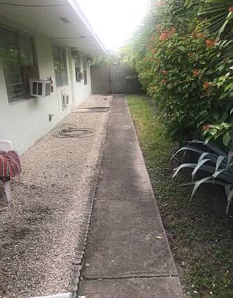 4th image of 920 NE 40th St