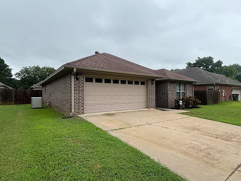 409 Calvin Ct — Photo 2