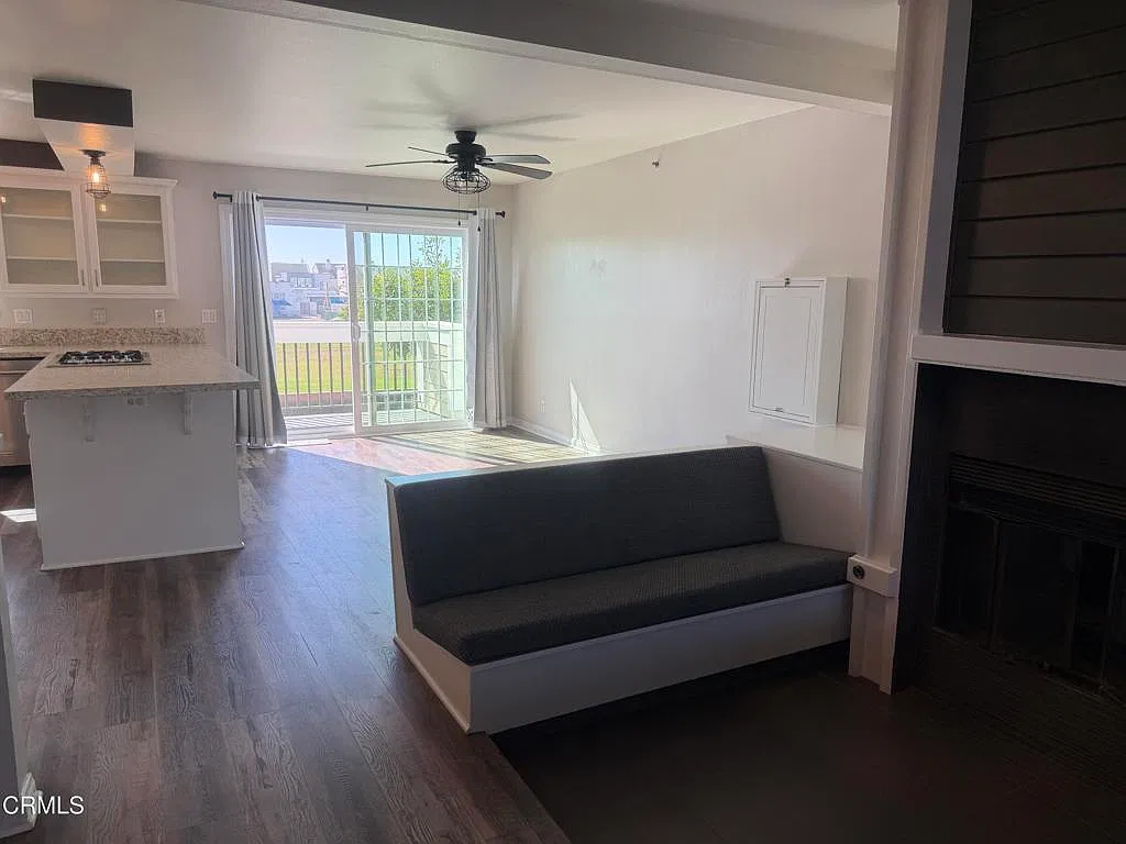 2 bed, 2.5 bath, 2378 sqft, $4,495 — Photo 4