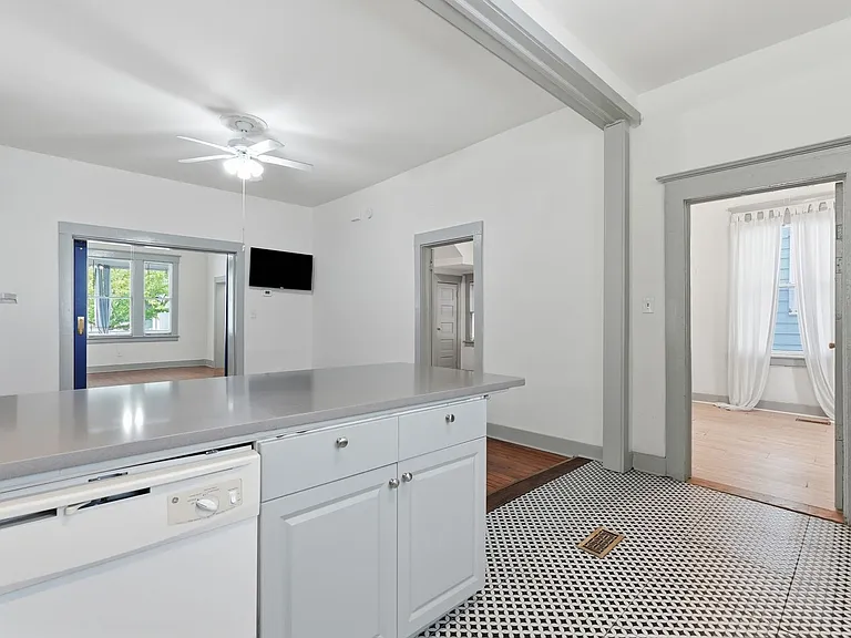 538 E Waldburg St — Photo 26