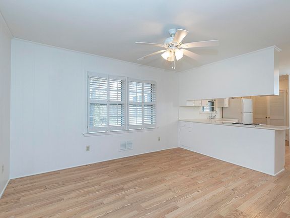 4th image of 106 E Merlin Dr