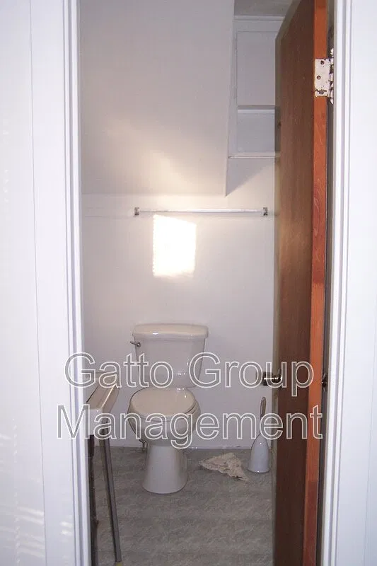 2 bed, 1.0 bath, 750 sqft, $800 — Photo 2
