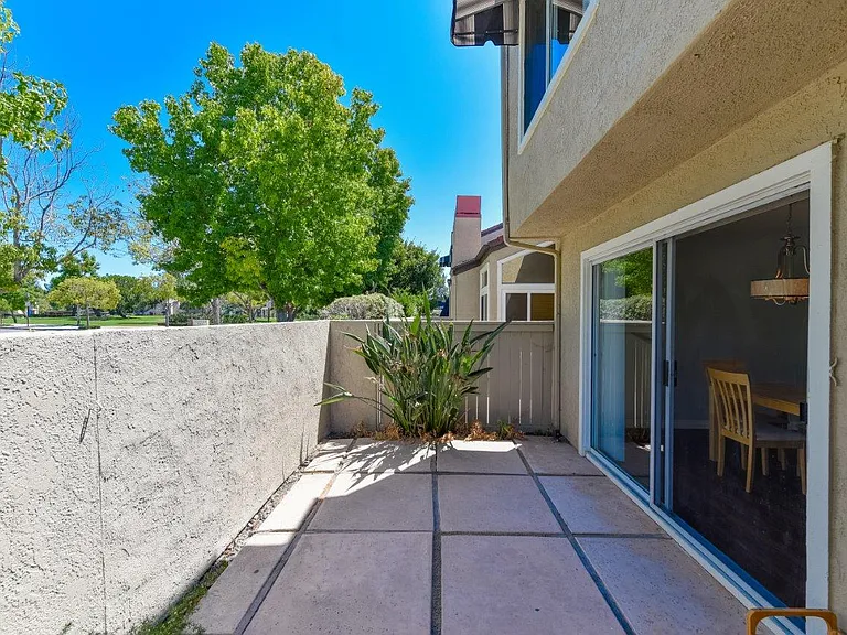 391 Stanford Ct — Photo 2