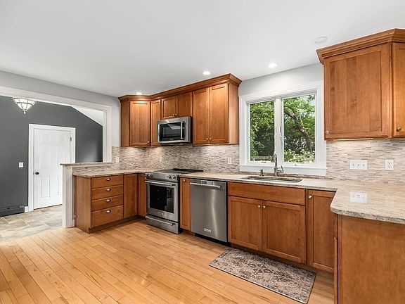 4th image of 10 Donegal Cir