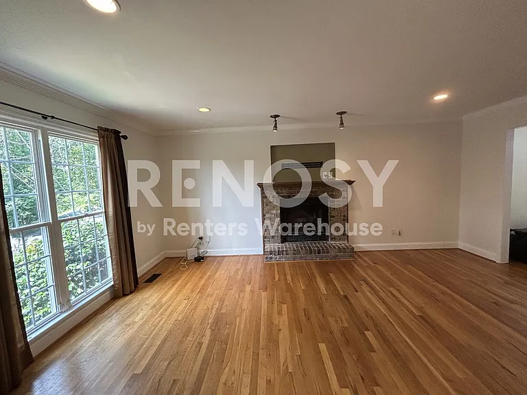 2501 Crestwood Cir — Photo 6