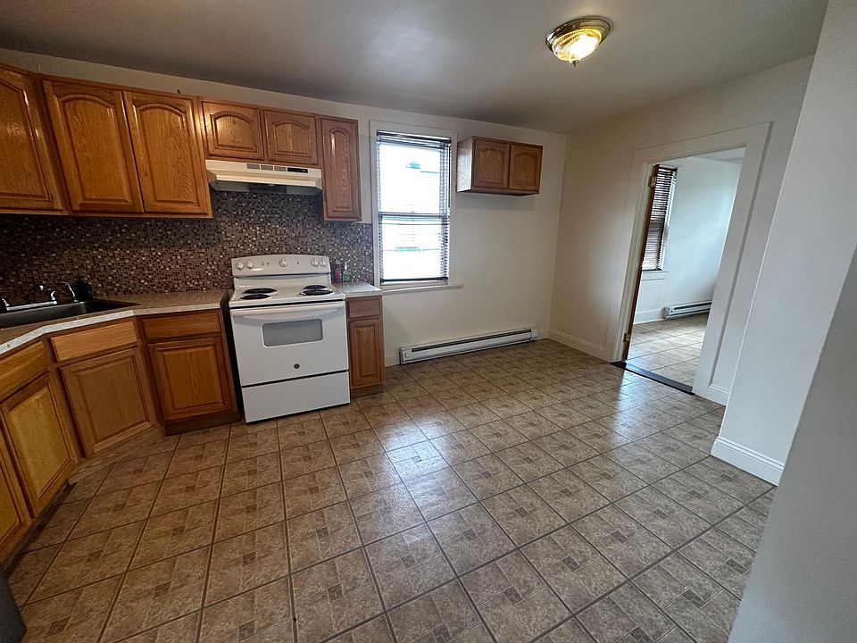 1st image of 262 Bayville Ave Floor 2