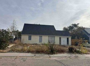 96 Gamble Ln, Pueblo, CO 81001