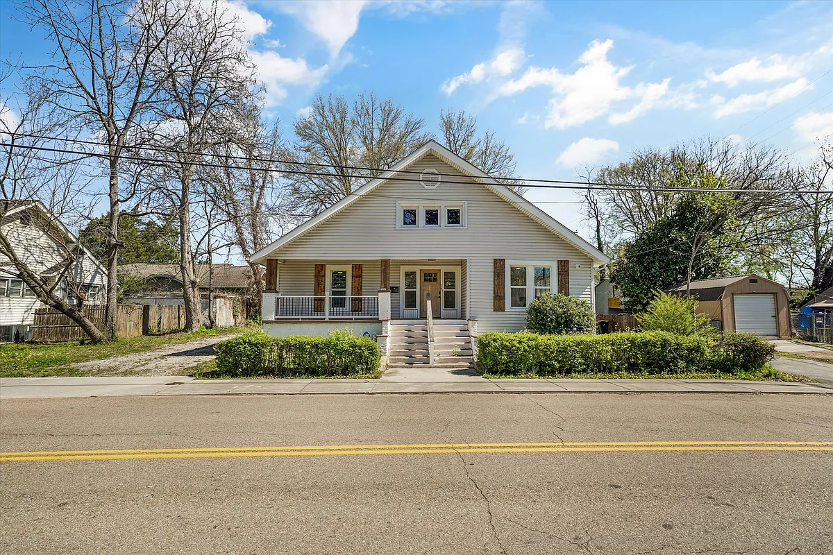 Building Photo - 612 N Chestnut St