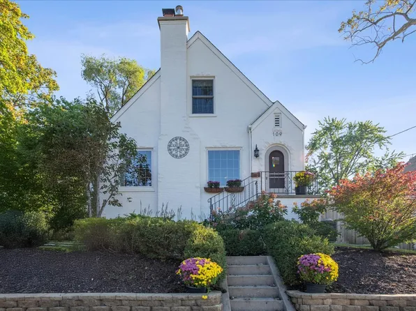 109 W Hillside Ave, Barrington, IL 60010