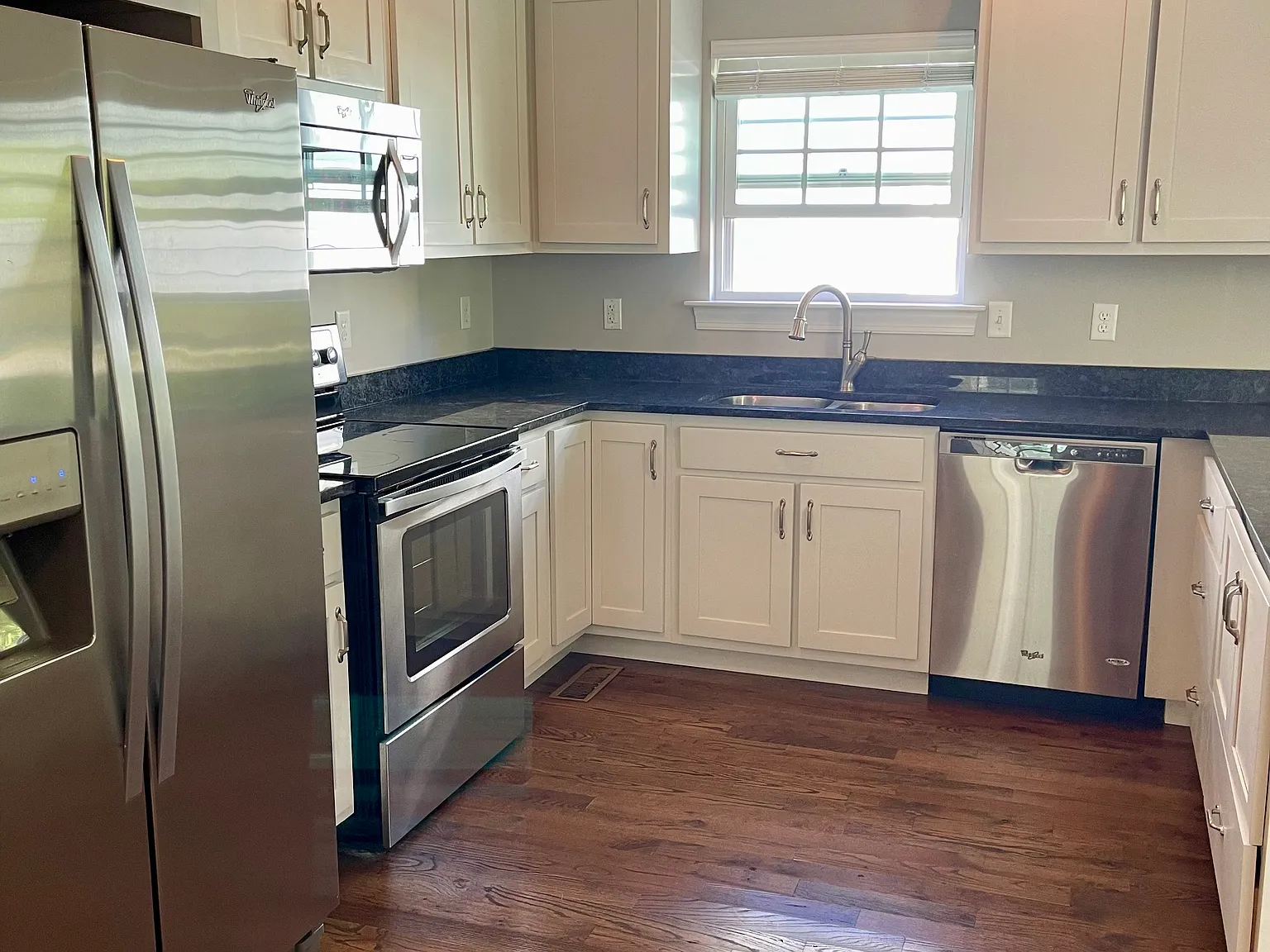 3 bed, 2.5 bath, 2096 sqft, $2,500 — Photo 4