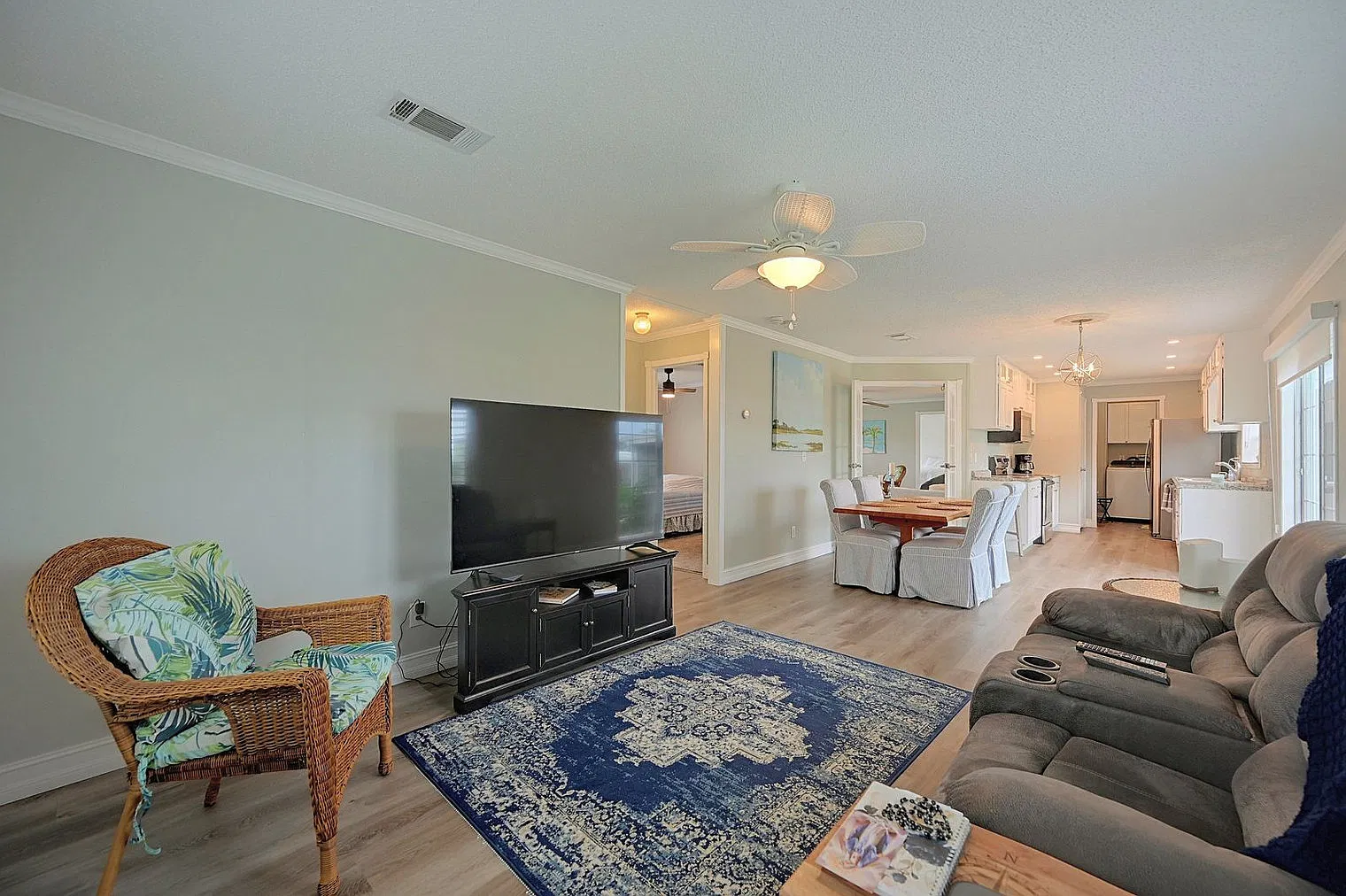 3 bed, 2.0 bath, 1442 sqft, $2,967 — Photo 2