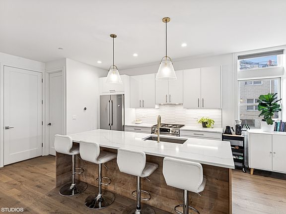 3rd image of 2140 W Evergreen Ave #1R