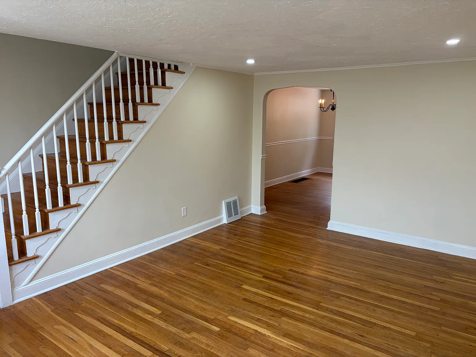 3 bed, 1.5 bath, 1152 sqft, $2,300 — Photo 2