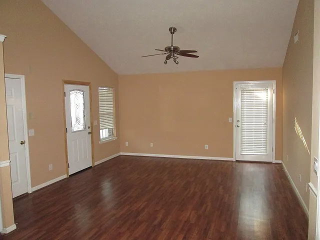 Cozy 3 Bedroom, 2 Bath Home in Saddlebrook — Photo 3