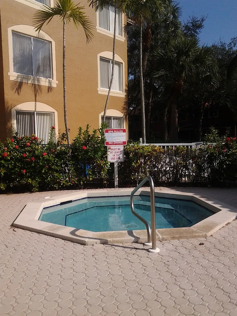 The Mirage Apartments — Photo 3