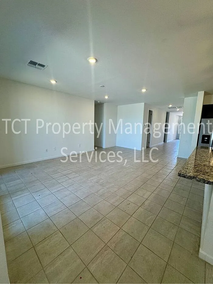 4 bed, 2.0 bath, 2150 sqft, $2,100 — Photo 3