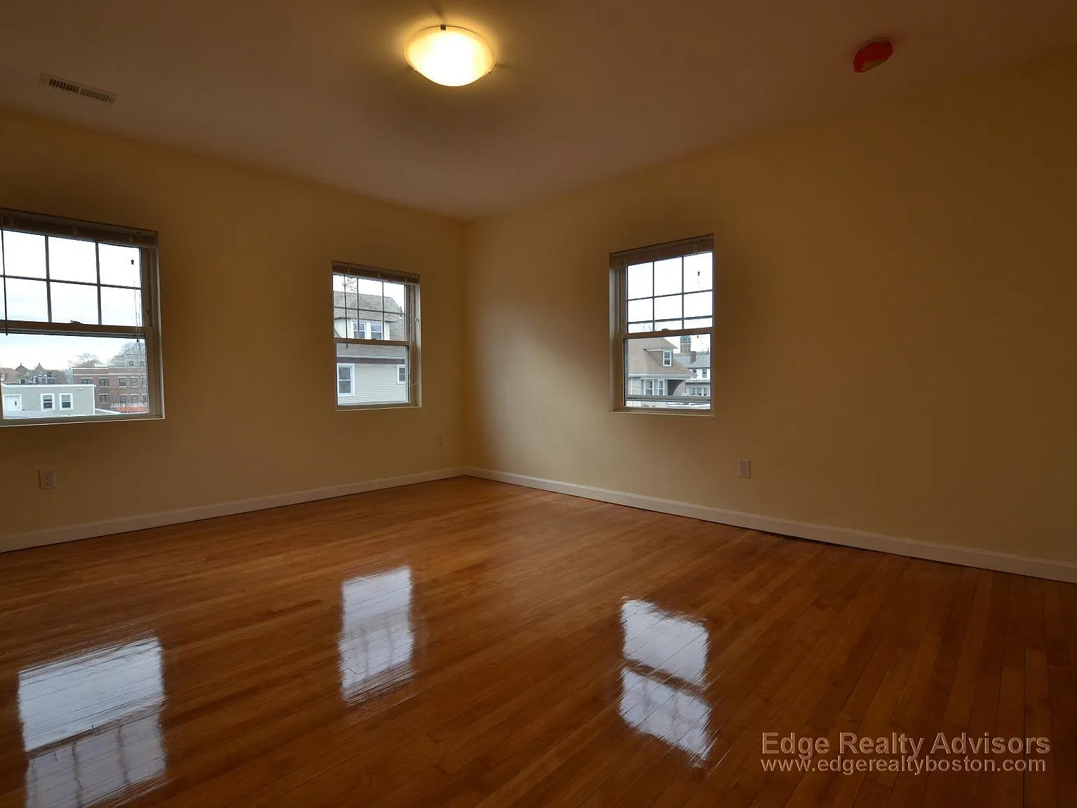 3 bed, 3.5 bath, 1200 sqft, $3,900 — Photo 3