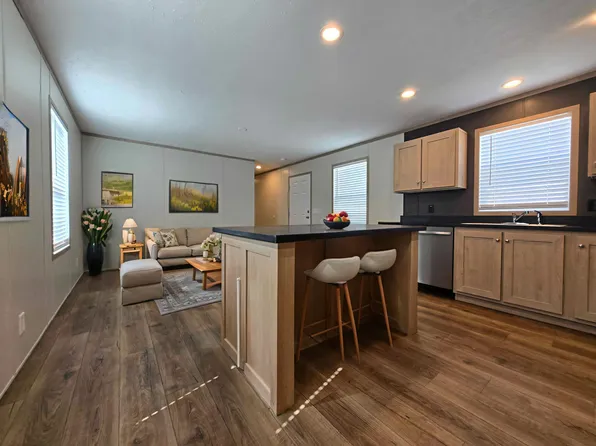 29800 Guilford Cir, New Baltimore, MI