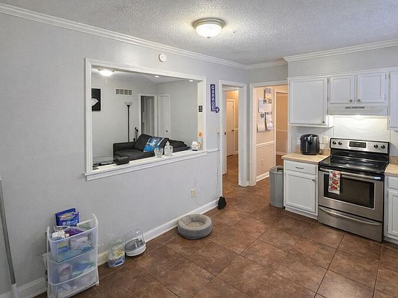 3rd image of 6090 Selkirk Dr