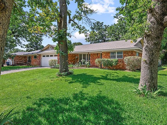 3rd image of 1301 Crestview Dr