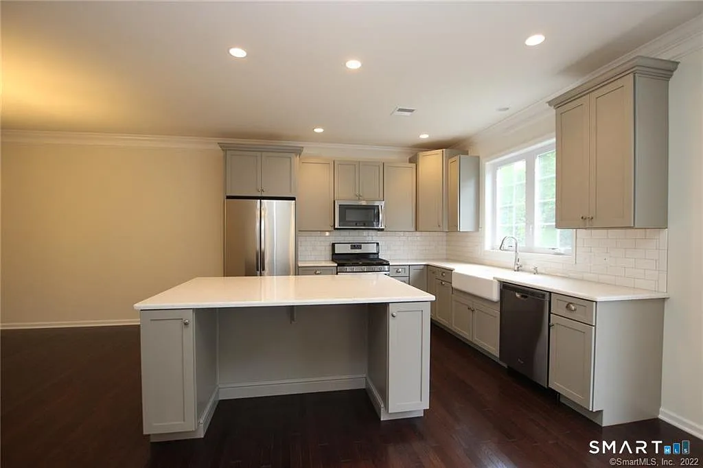 3 bed, 3.5 bath, 2294 sqft, $4,800 — Photo 2