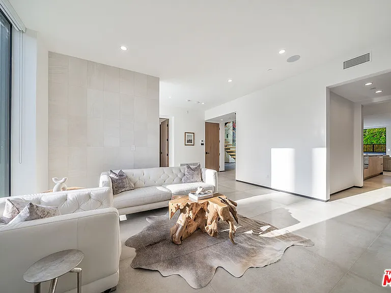 200 N Doheny Dr — Photo 27