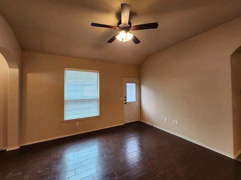 712 Creekside Cir — Photo 6