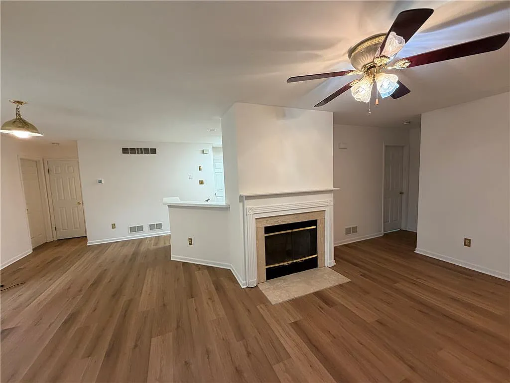 2 bed, 2.0 bath, 1035 sqft, $2,000 — Photo 3