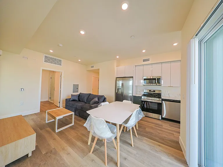 1317 W Jefferson Blvd — Photo 12