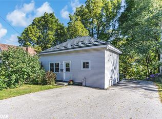 135 6th St, Midland, ON L4R3X5