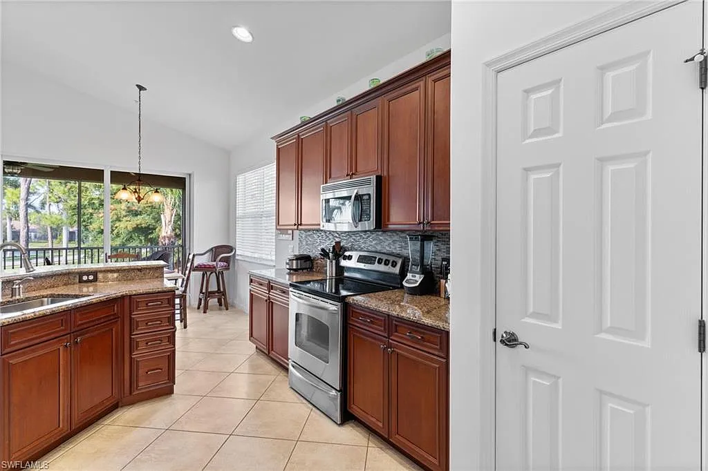 3 bed, 2.0 bath, 2040 sqft, $6,500 — Photo 3