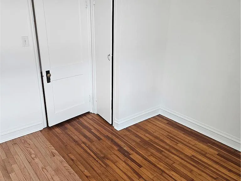 322 E Market St — Photo 5