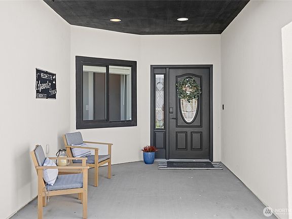 5th image of 416 Edgewater Way SW