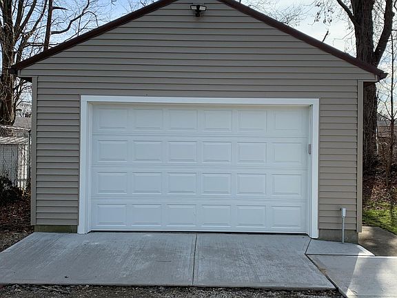 3rd image of 318 Holden Ct