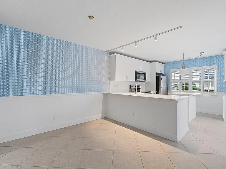 2406 SW Danbury Ln — Photo 11