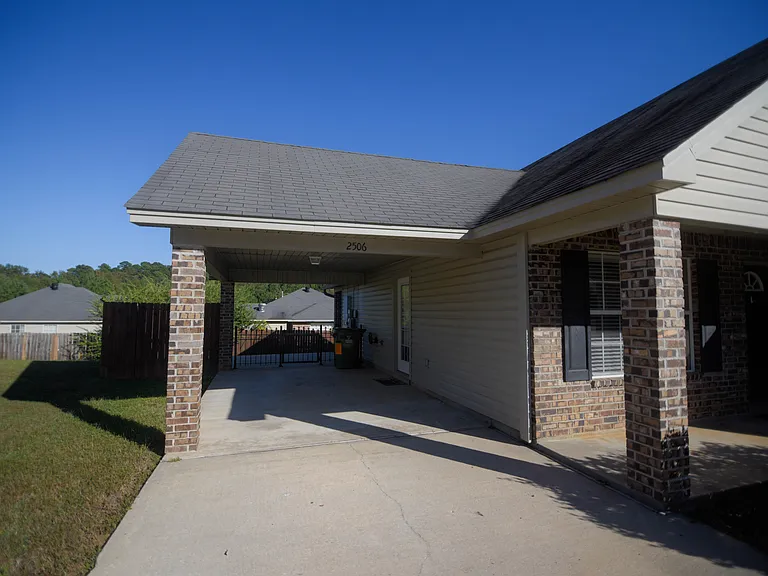 2506 Redwood St — Photo 2