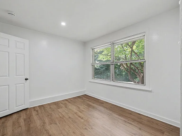 111 N Broadway #T5 — Photo 16