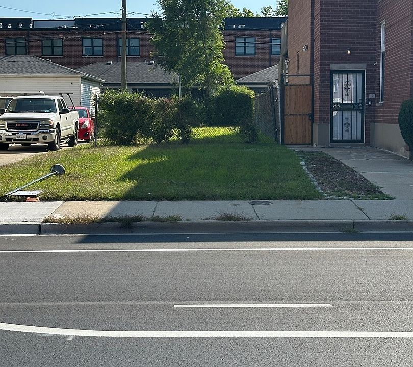 2nd image of 3333 S Indiana Ave
