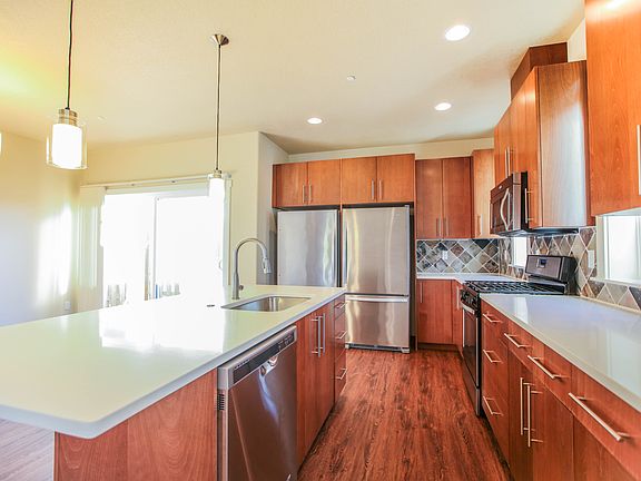 3rd image of 900 SW Grove St